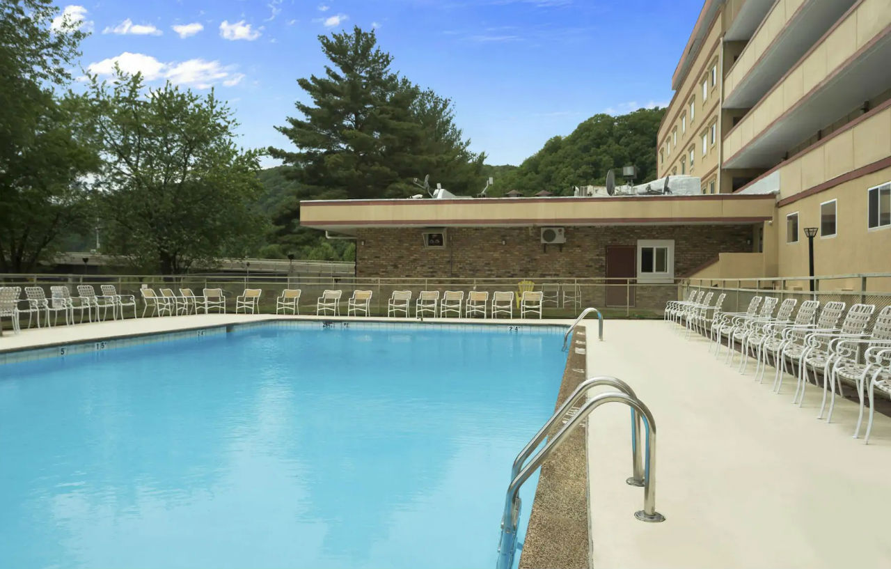 Days Inn Oil City Conference Center Exterior photo